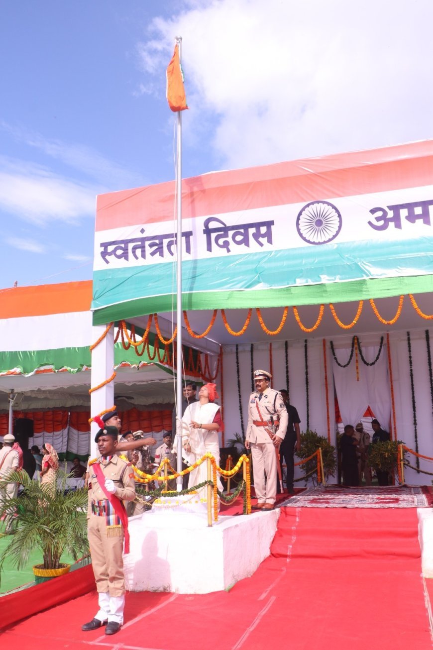 सूरजपुर में उमड़ा देशभक्ति का ज्वार, मंत्री लक्ष्मी राजवाड़े ने फहराया तिरंगा, परेड की सलामी सांस्कृतिक कार्यक्रमों ने बांधा समां