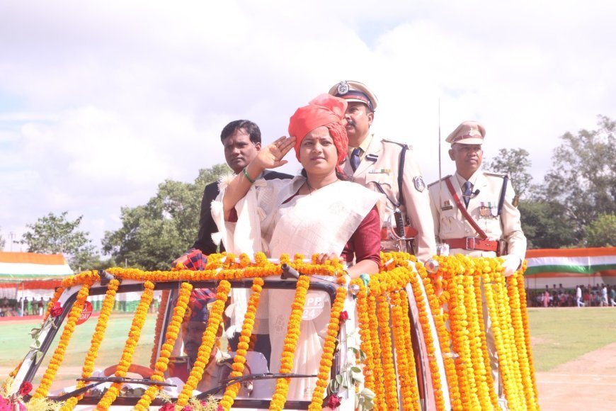 सूरजपुर में उमड़ा देशभक्ति का ज्वार, मंत्री लक्ष्मी राजवाड़े ने फहराया तिरंगा, परेड की सलामी सांस्कृतिक कार्यक्रमों ने बांधा समां