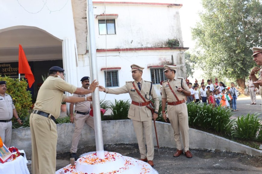 बलरामपुर में 79वें स्वतंत्रता दिवस पर पुलिस अधीक्षक ने किया ध्वजारोहण, पुलिसकर्मियों को दिलाई कर्तव्यनिष्ठा की शपथ