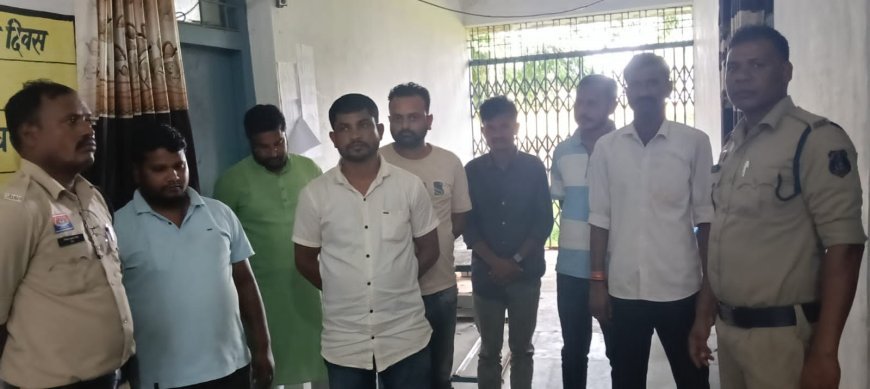 जुआरियों पर पुलिस की कार्रवाई: 7 गिरफ्तार, 24,050 रुपये नकद सहित ताश-दरी जब्त