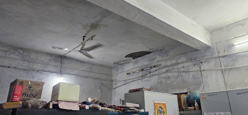 भैयाथान बीईओ कार्यालय में हादसा: जर्जर छत का प्लास्टर गिरा, महिला कर्मचारी घायल