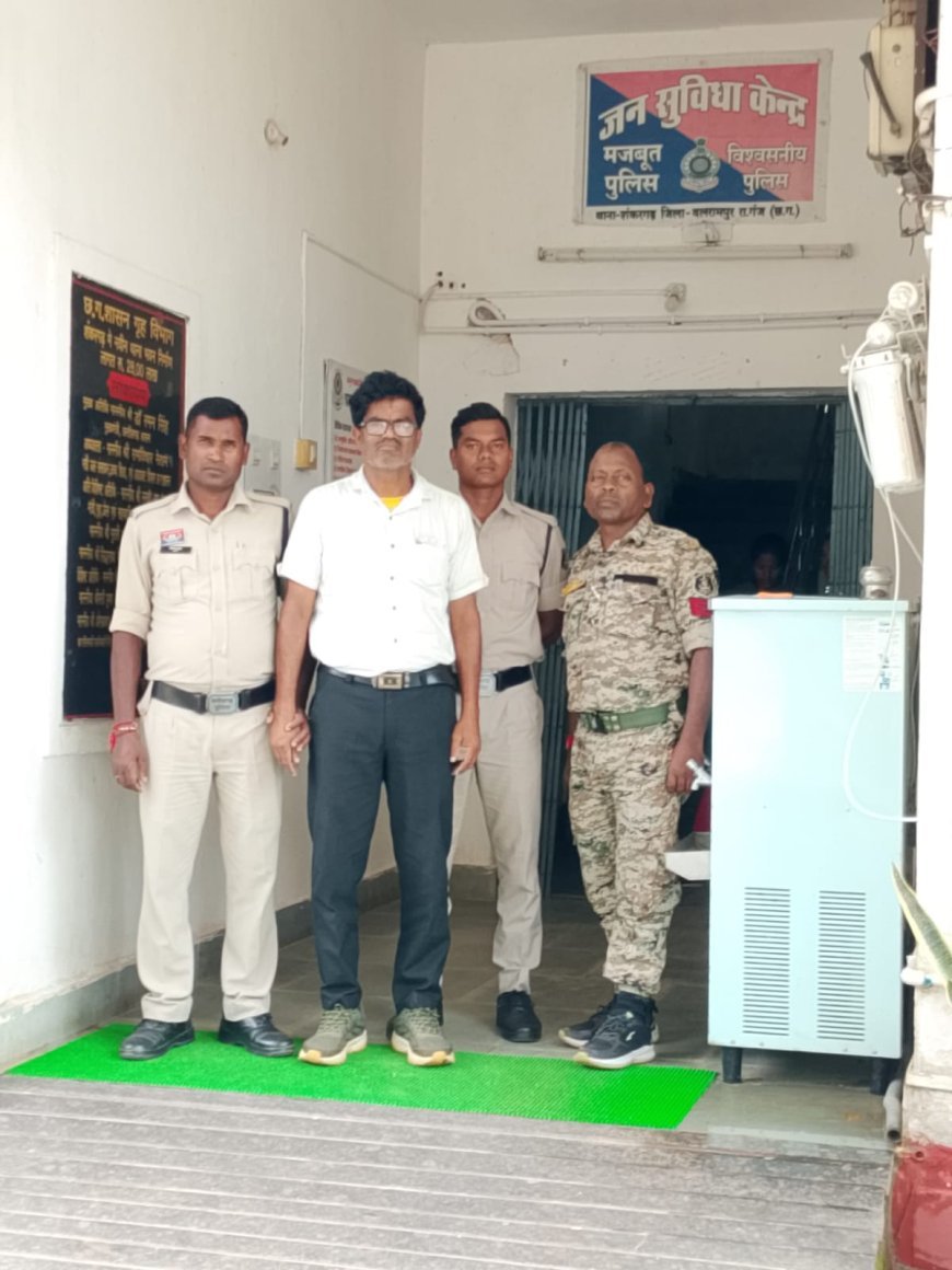 शिक्षक की बर्बरता: दूसरी कक्षा की मासूम छात्रा को डंडे से पीटा, पुलिस के हिरासत में क्रूर प्रधान पाठक