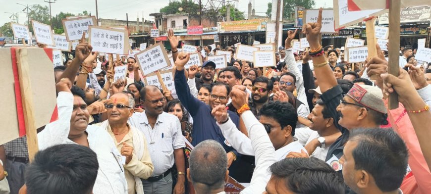अधिकारी-कर्मचारियों का हल्ला बोल: डीए,एरियर्स समेत 11 मांगों के लिए हड़ताल, सड़कों पर उमड़ा सैलाब
