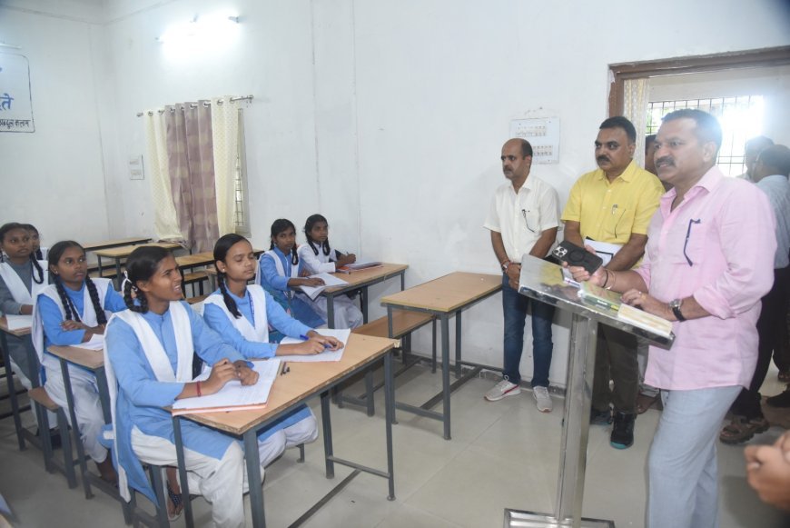 कलेक्टर ने विद्यार्थियों को दिया सफलता का मंत्र, शिक्षकों को दिए गुणवत्ता पर फोकस के निर्देश