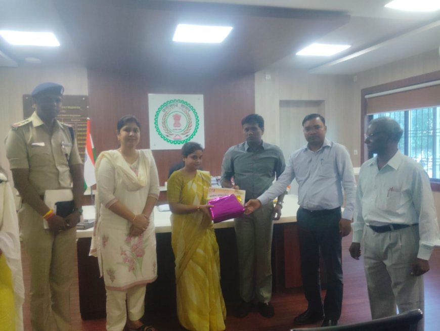 रजत महोत्सव में सीमा भारती की कला को सम्मान, CM की तस्वीर युक्त छत्तीसगढ़ नक्शा चित्रण बटोरा सुर्खियां