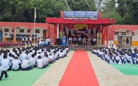 शिक्षक दिवस पर कानूनी जागरूकता की अनोखी पहल: पॉक्सो एक्ट से साइबर सेफ्टी तक, ग्रामीणों-छात्रों को दी गई जीवन रक्षक सलाह
