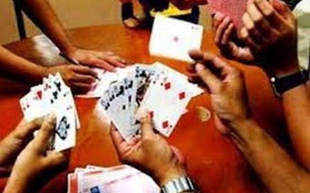 पुलिस की बड़ी कार्रवाई, जुआ खेलते 5 आरोपी गिरफ्तार, 2200 रुपये नकद और ताश के पत्ते जब्त