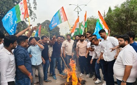 युवा कांग्रेस और एनएसयूआई ने उपमुख्यमंत्री का पुतला जलाया, भ्रष्टाचार उजागर करने वालों पर एफआईआर का विरोध