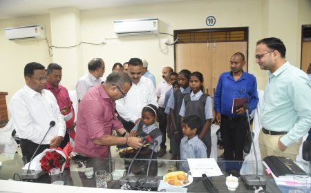 शिक्षा की राह पर लौटे पहाड़ी कोरवा के बच्चे: कलेक्टर की पहल से 6 बच्चों का स्कूल में प्रवेश