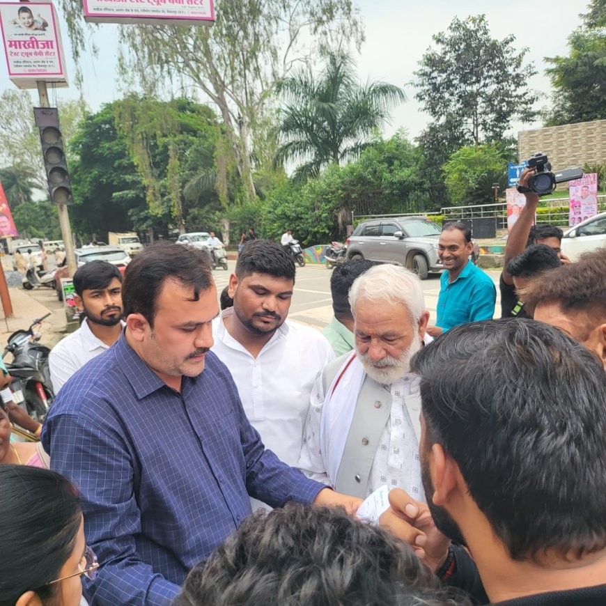 शहर की जर्जर सड़कें बनीं सियासी जंग का मैदान: कांग्रेस का जोरदार प्रदर्शन,भाजपा पर कमीशनखोरी का आरोप