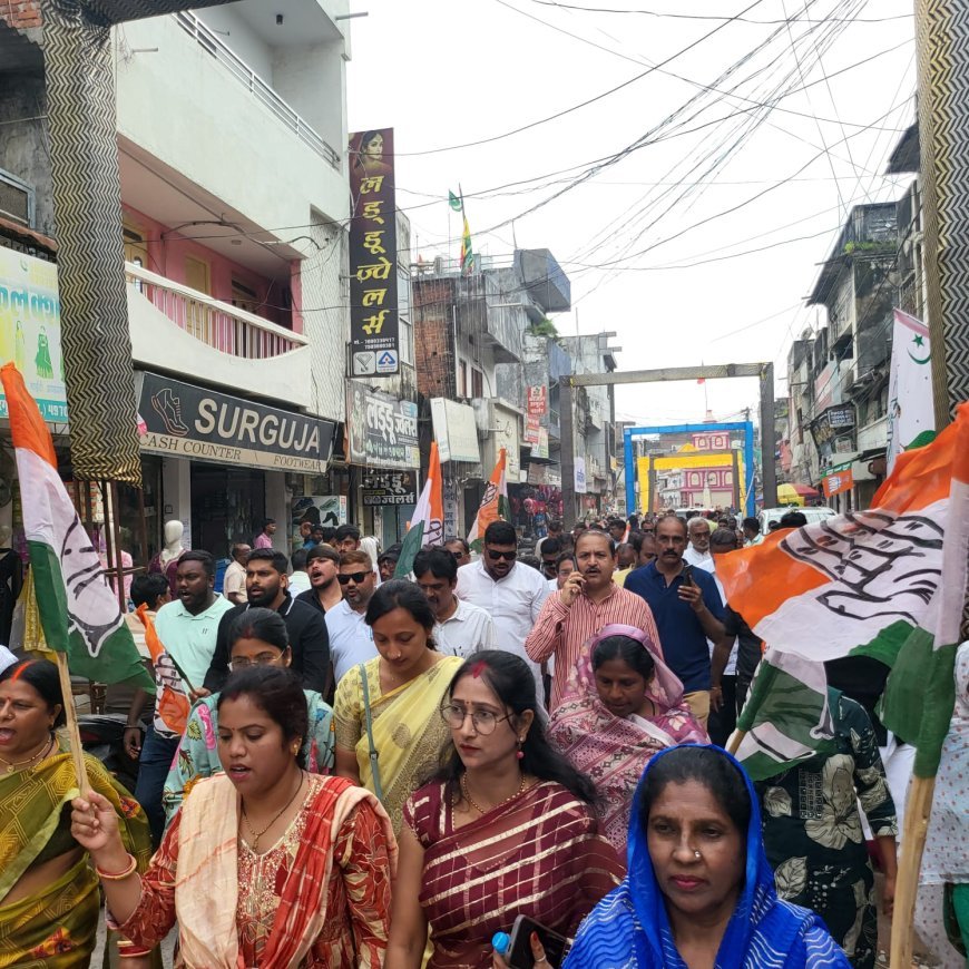 शहर की जर्जर सड़कें बनीं सियासी जंग का मैदान: कांग्रेस का जोरदार प्रदर्शन,भाजपा पर कमीशनखोरी का आरोप