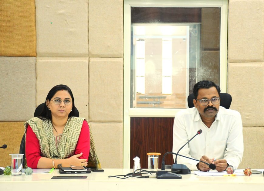 कलेक्टर सख्त: अवैध रेत खनन पर नकेल कसें, PMAY में तेजी लाएं
