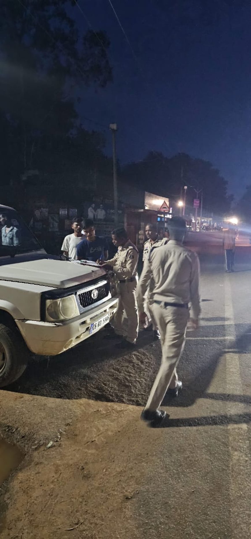सावधान सरगुजा पुलिस की सड़कों पर ताबड़तोड़ चेकिंग: बिना नंबर प्लेट की गाड़ी पकड़ी तो खैर नहीं, 1.74 लाख का चालान