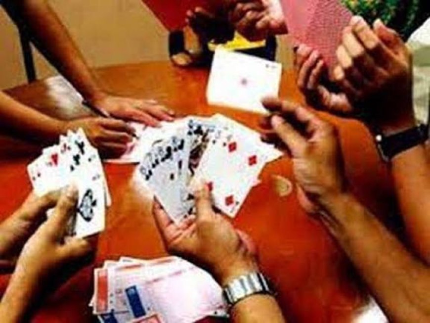पुलिस की बड़ी कार्रवाई, जुआ खेलते 5 आरोपी गिरफ्तार, 2200 रुपये नकद और ताश के पत्ते जब्त