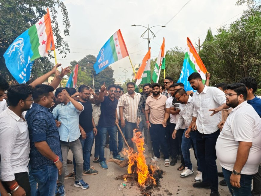 युवा कांग्रेस और एनएसयूआई ने उपमुख्यमंत्री का पुतला जलाया, भ्रष्टाचार उजागर करने वालों पर एफआईआर का विरोध