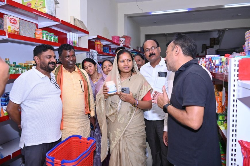 GST कटौती से जनता की जेब हुई हल्की: मंत्री लक्ष्मी राजवाड़े ने सूरजपुर में ग्राहकों से की दिल खोलकर बात