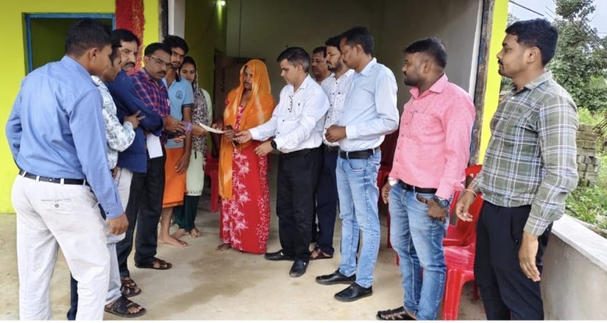 शिक्षकों की संयुक्त संवेदना समिति ने फिर दिखाई संवेदनशीलता, दिवंगत शिक्षक की पत्नी को सौंपा 1 लाख का चेक