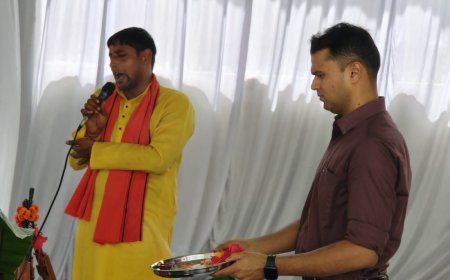 विजयादशमी पर बलरामपुर पुलिस लाइन में शस्त्र पूजन, पुलिस अधीक्षक ने दी शुभकामनाएं