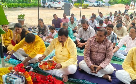 विजयादशमी पर सूरजपुर पुलिस ने निभाई परंपरा: शस्त्र-वाहन पूजा के साथ डीआईजी-एसएसपी ने दी शुभकामनाएं