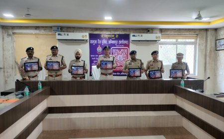सरगुजा रेंज में पुलिस-जनता संवाद का नया दौर, आईजी आईपीएस दीपक झा ने लॉन्च किया क्यू. आर स्कैनर कोड
