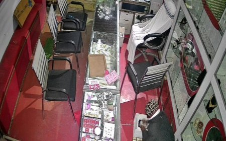 ज्वेलर्स दुकान पर चोरों का धावा: 5 लाख के सोने-चांदी के गहने लूटे, CCTV में कैद हुई वारदात