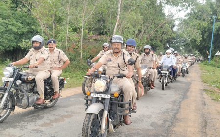 राष्ट्रीय एकता दिवस: सूरजपुर पुलिस की हेलमेट रैली ने मचाई धूम, बाइकर्स को दिया 'सिर सुरक्षित, सफर खुशहाल' का संदेश