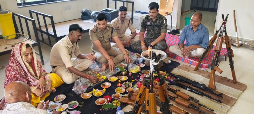 विजयादशमी पर बलरामपुर पुलिस लाइन में शस्त्र पूजन, पुलिस अधीक्षक ने दी शुभकामनाएं