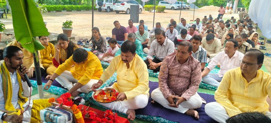 विजयादशमी पर सूरजपुर पुलिस ने निभाई परंपरा: शस्त्र-वाहन पूजा के साथ डीआईजी-एसएसपी ने दी शुभकामनाएं