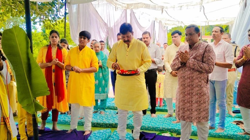 विजयादशमी पर सूरजपुर पुलिस ने निभाई परंपरा: शस्त्र-वाहन पूजा के साथ डीआईजी-एसएसपी ने दी शुभकामनाएं