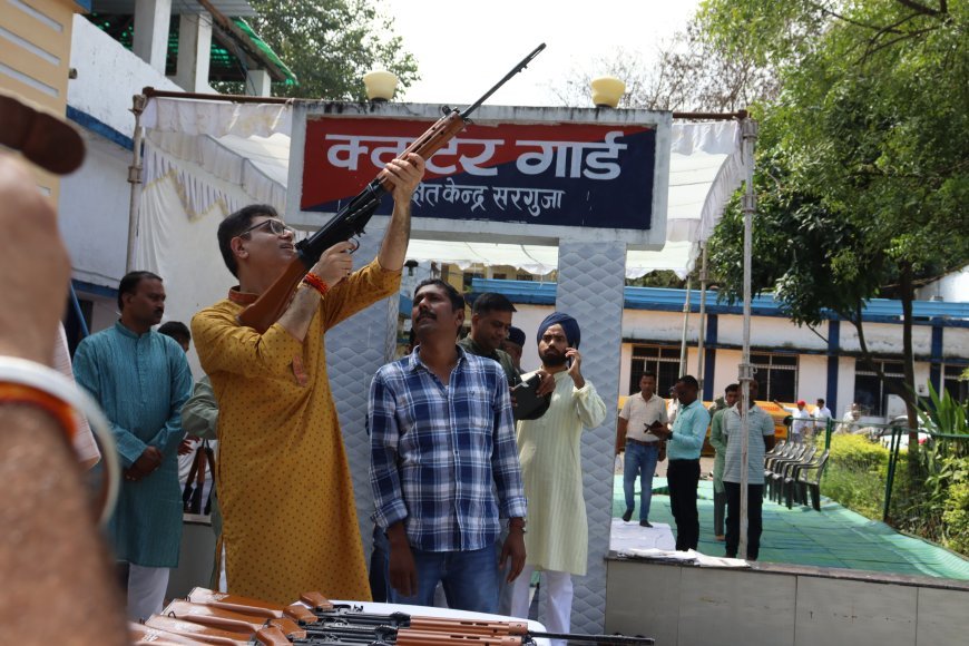 विजयादशमी पर सरगुजा पुलिस ने किया शस्त्र-वाहन पूजन, हर्ष फायर के साथ दी शांति की कामना