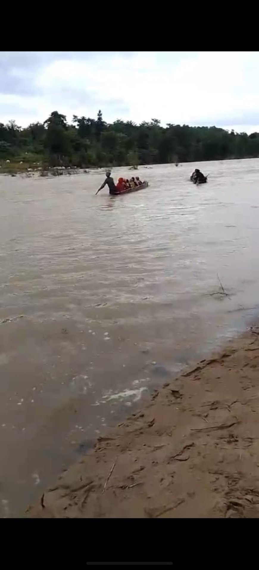 नदी में मौत का तांडव: दो नावें पलटीं, ग्रामीणों की जांबाजी से बची दर्जनों जिंदगियां