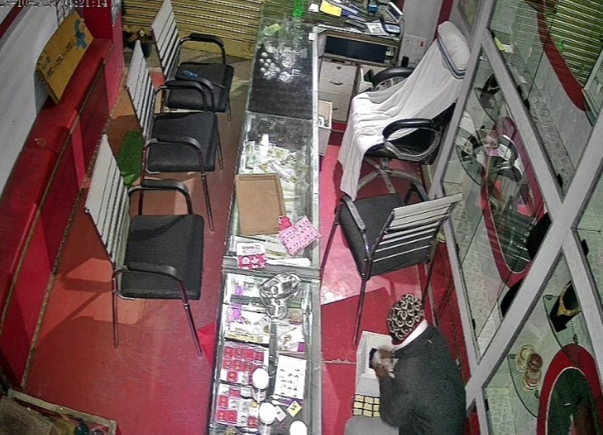 ज्वेलर्स दुकान पर चोरों का धावा: 5 लाख के सोने-चांदी के गहने लूटे, CCTV में कैद हुई वारदात