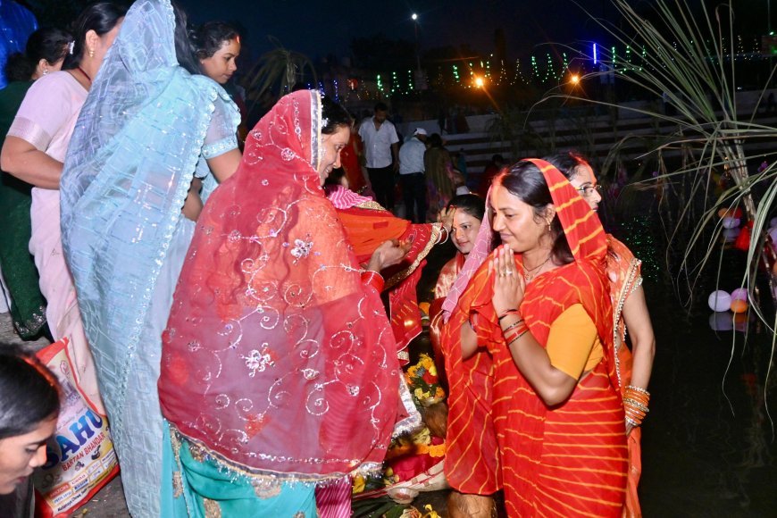 छठ पर्व: मंत्री लक्ष्मी राजवाड़े ने सूर्यदेव को अर्पित किया संध्या अर्घ्य, प्रदेश की सुख-समृद्धि के लिए की प्रार्थना