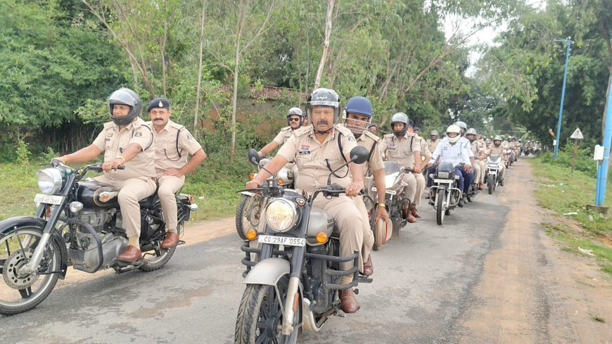 राष्ट्रीय एकता दिवस: सूरजपुर पुलिस की हेलमेट रैली ने मचाई धूम, बाइकर्स को दिया 'सिर सुरक्षित, सफर खुशहाल' का संदेश
