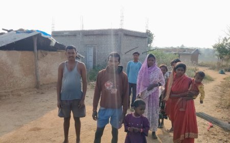 पंडो जनजाति के घरों में अब भी अंधेरा: खंभे लगे, तार गायब, सरकारी लापरवाही से 11 परिवारों की जिंदगी मुश्किल