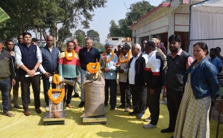 धान खरीदी महापर्व का भव्य शुभारंभ: कलेक्टर ने पहले किसान अनंत मंडल को फूलमाला पहनाकर किया सम्मान