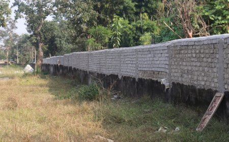 विद्यालय बाउंड्रीवाल निर्माण में अनियमितता का आरोप — 200 मीटर स्वीकृति, 60 मीटर तक ही हुआ काम