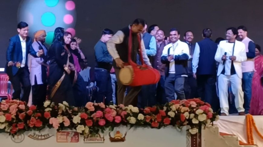 राज्योत्सव समापन: सरगुजा की धरती पर गूंजी लोकधुनें, “हाय रे सरगुजा नाचे” पर झूमे जनप्रतिनिधि-अधिकारी कला केंद्र में उत्साह का सैलाब, आतिशबाज़ी और जयघोष के बीच छत्तीसगढ़ महतारी को नमन