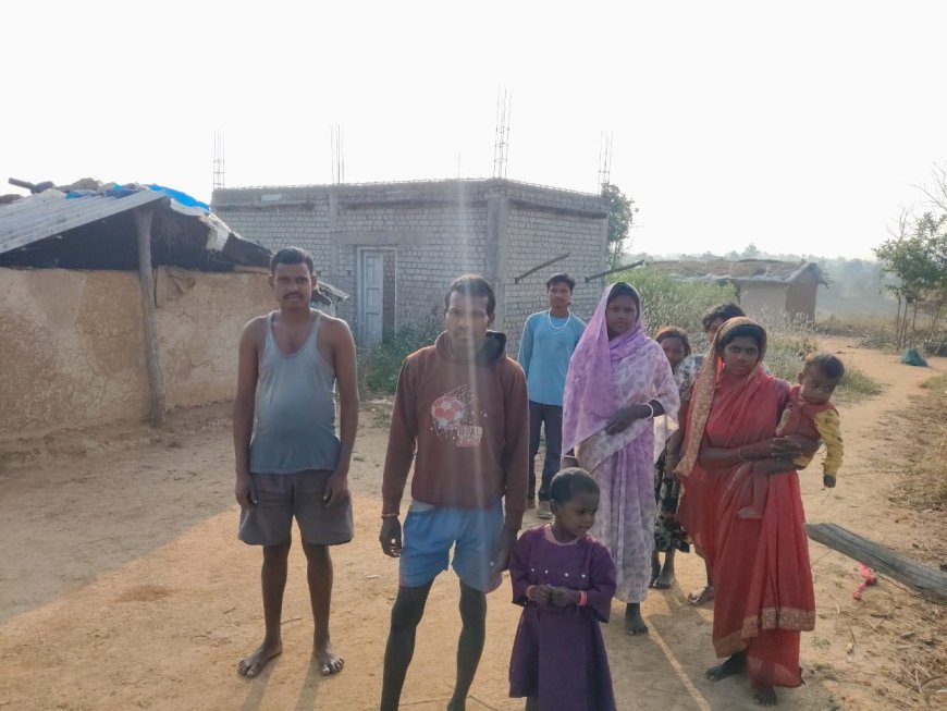 पंडो जनजाति के घरों में अब भी अंधेरा: खंभे लगे, तार गायब, सरकारी लापरवाही से 11 परिवारों की जिंदगी मुश्किल