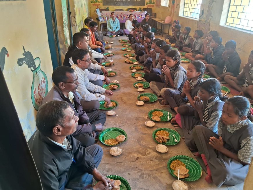 बाल दिवस पर चिटकाहीपारा स्कूल में धूम: पुष्प वर्षा से स्वागत, टॉफी-न्योता भोज के साथ मेला रोमांच