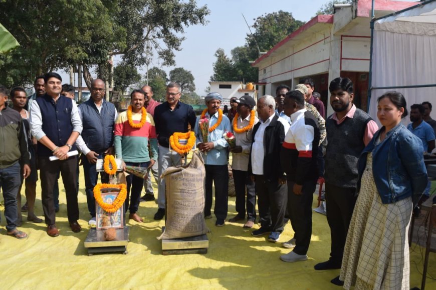 धान खरीदी महापर्व का भव्य शुभारंभ: कलेक्टर ने पहले किसान अनंत मंडल को फूलमाला पहनाकर किया सम्मान
