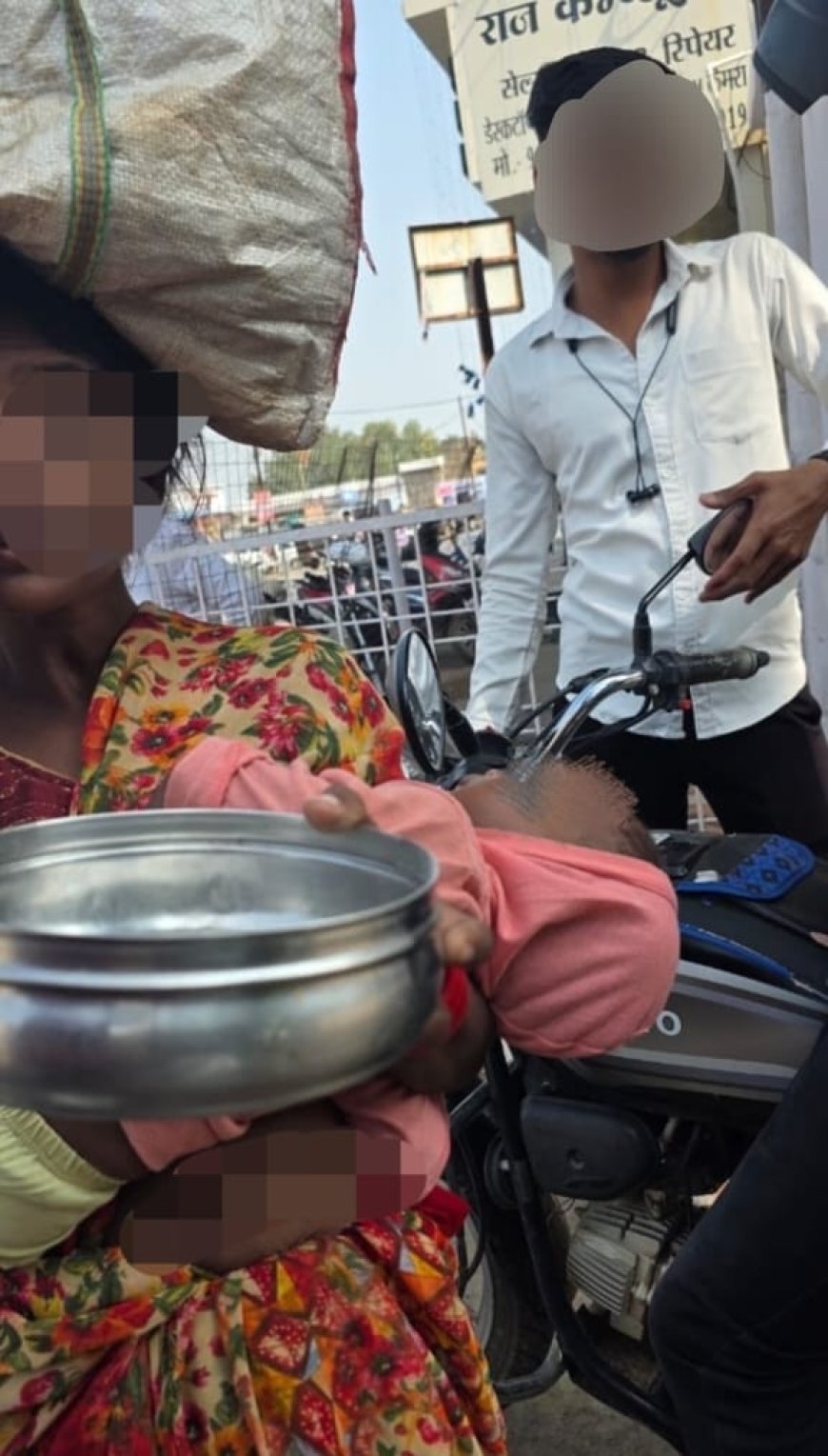 किताबें छोड़ कटोरा थामे सड़कों पर नन्हे मासूम,सूरजपुर की सड़कों पर भिक्षावृत्ति की कड़वी हकीकत, बाल संरक्षण तंत्र पर सवालों की बौछार