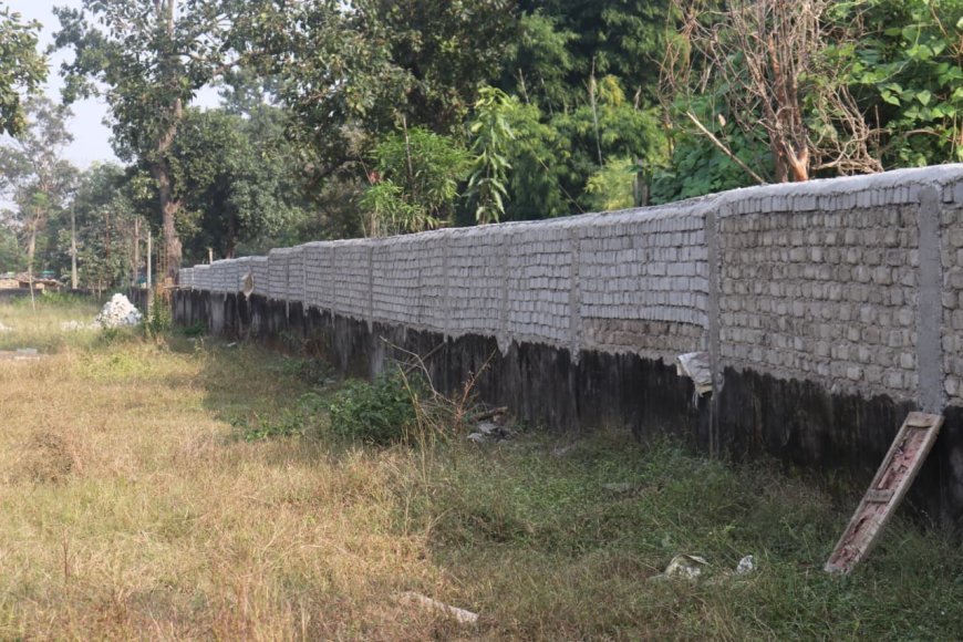 विद्यालय बाउंड्रीवाल निर्माण में अनियमितता का आरोप — 200 मीटर स्वीकृति, 60 मीटर तक ही हुआ काम