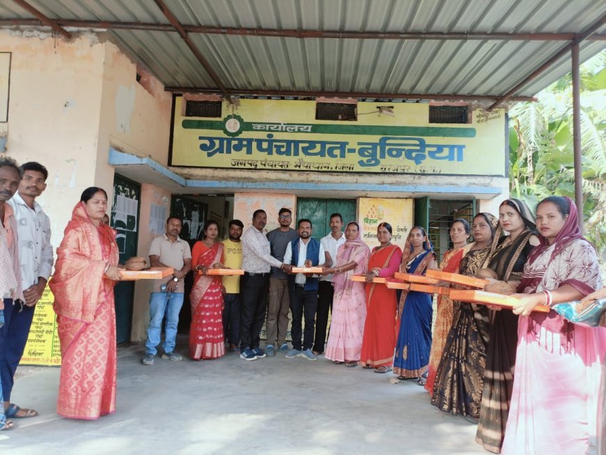 मितानिन दिवस पर बुंदिया में सम्मान समारोह: भाजपा मंडल अध्यक्ष रमेश गुप्ता ने दीदीयों को साड़ी-श्रीफल भेंटकर किया सम्मानित, बोले- स्वास्थ्य सेवा की 'रात्रि योद्धा'