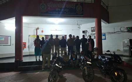 जुआ के अड्डे पर पुलिस का धमाका: 4 जुआड़ियों को रंगे हाथों पकड़ा, 3 लाख की बाइक- नगदी जब्त