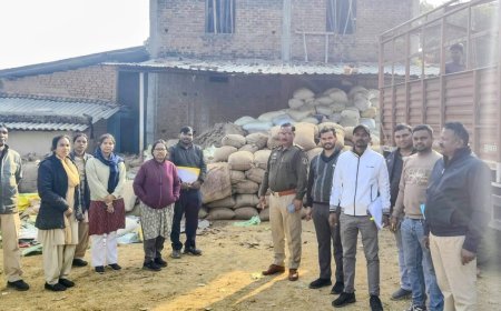 बिचौलिए पर प्रशासन की बड़ी कार्रवाई: घर से 1000 बोरी धान जब्त, रेडी टू ईट और पीडीएस चावल भी मिले