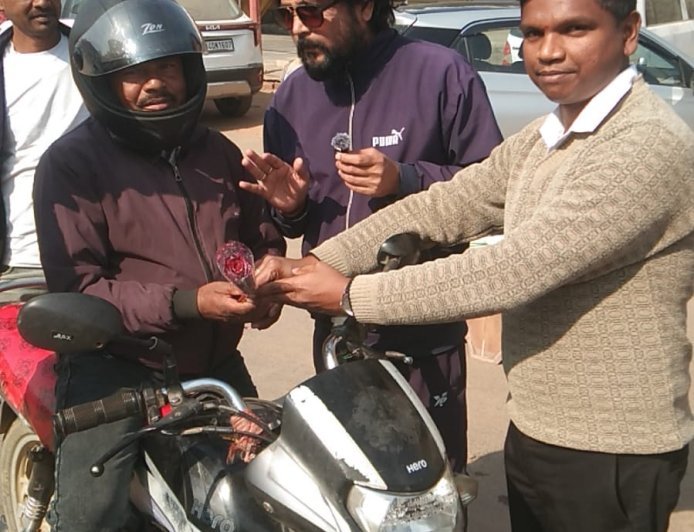 सड़क पर सुरक्षा का संकल्प:परिवहन विभाग और एडवेंचर संस्था का संयुक्त जागरूकता अभियान