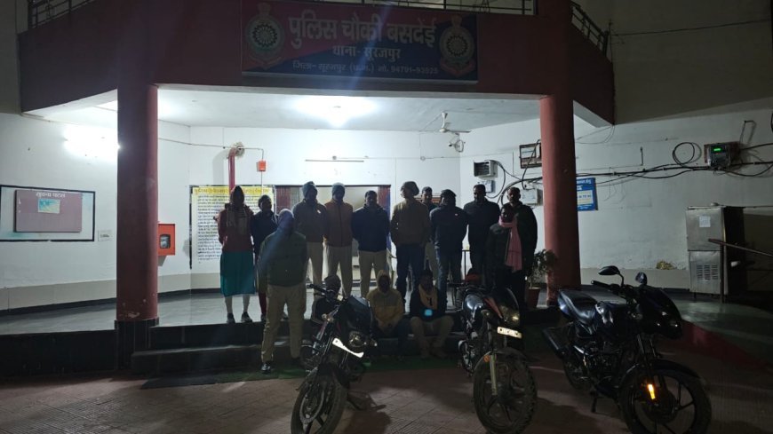 जुआ के अड्डे पर पुलिस का धमाका: 4 जुआड़ियों को रंगे हाथों पकड़ा, 3 लाख की बाइक- नगदी जब्त