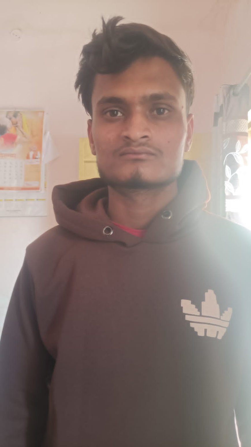 सीतापुर लाठी-डंडा कांड में फरार आरोपी गोलू खान गिरफ्तार:साइबर सेल की मदद से दबोचा गया 19 वर्षीय युवक, तलवार बरामद