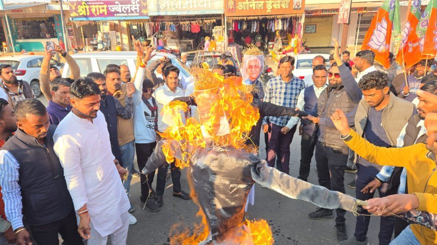 सनातन विरोध के आरोप पर उग्र हुआ भाजयुमो, सूरजपुर में भूपेश बघेल का पुतला दहन